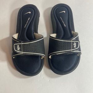 Nike comfort slide black and white